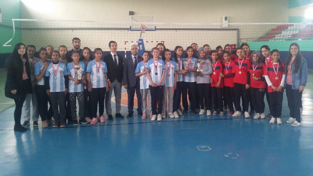 Ortaokullararası Kızlar Voleybol Turnuvası Düzenlendi.