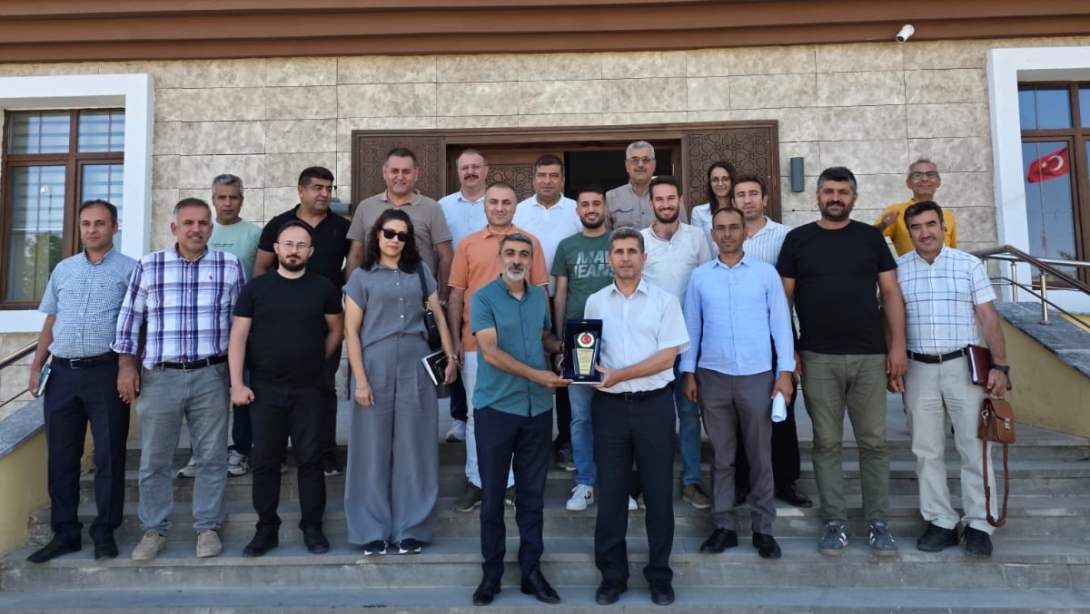 Şube Müdürümüz İsmail ÖNCEL'i Şanlıurfa/Haliliye İlçe Milli Eğitim Şube Müdürlüğü'ne uğurladık.