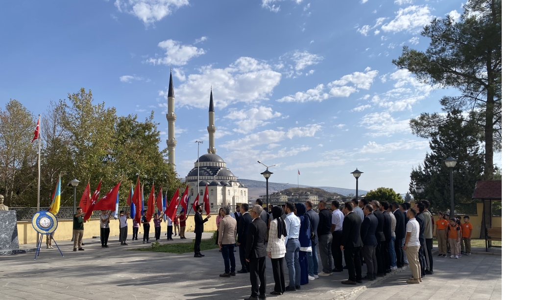 İlköğretim Haftası Kapsamında Çelenk Sunma Töreni  Gerçekleştirildi.
